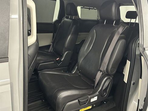 Used 2022 Kia Carnival EX image 25