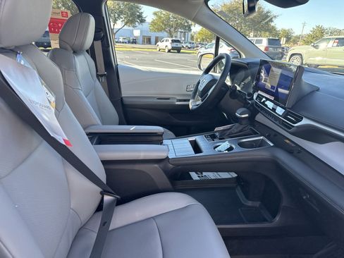 New 2025 Toyota Sienna XLE image 34