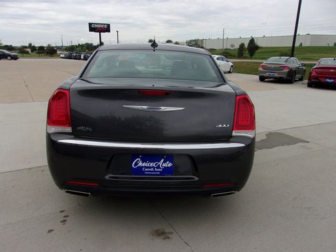 Used 2019 Chrysler 300 Touring image 8