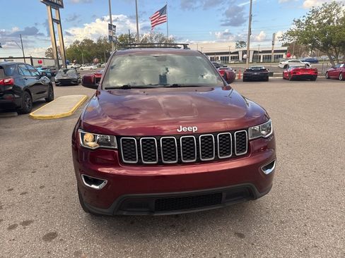 Used 2020 Jeep Grand Cherokee Laredo image 4