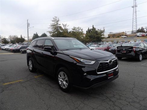 Used 2021 Toyota Highlander XLE image 4