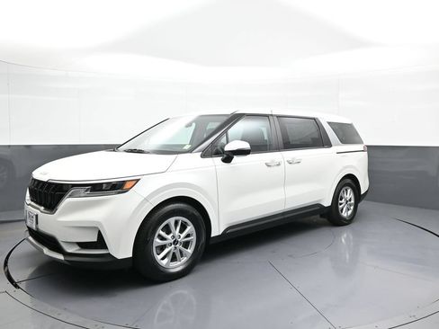 Certified 2024 Kia Carnival LX FWD image 10