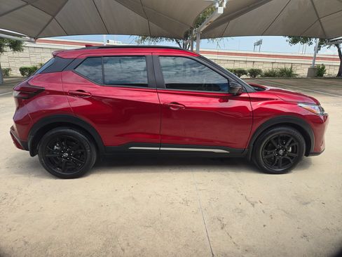 Used 2023 Nissan Kicks SR w/ SR Premium Package FWD image 2