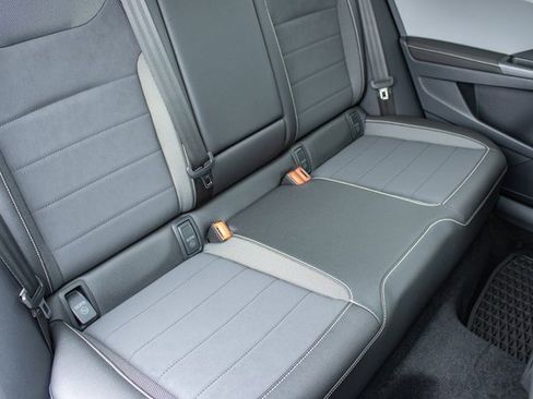 Used 2024 Volkswagen Taos SE image 32