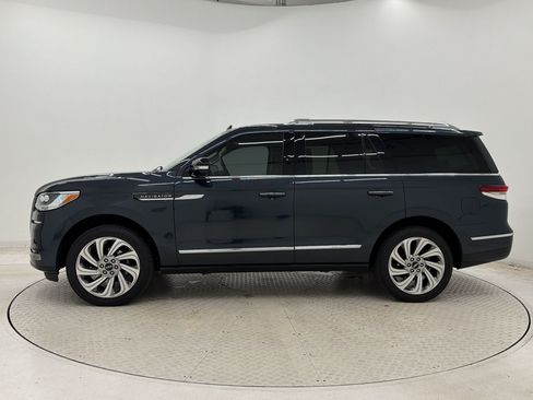 Used 2024 Lincoln Navigator Reserve AWD/4WD image 2
