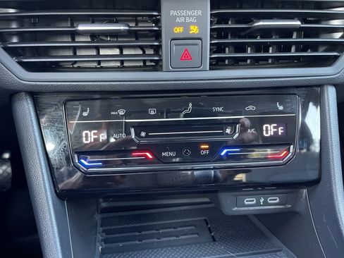 Used 2025 Volkswagen Jetta SE w/ Sunroof Package image 16