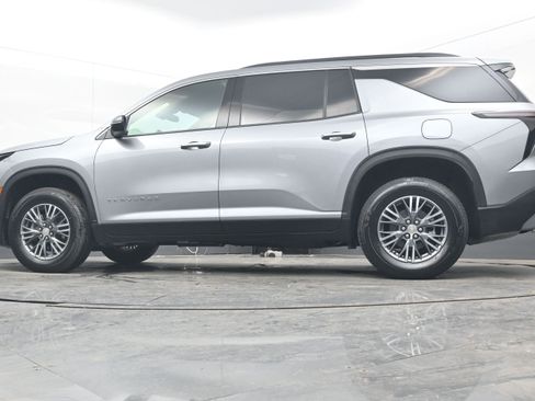 Used 2025 Chevrolet Traverse LT image 24