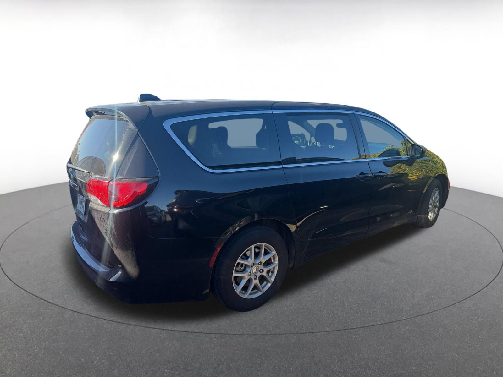 Used 2024 Chrysler Voyager LX FWD image 4