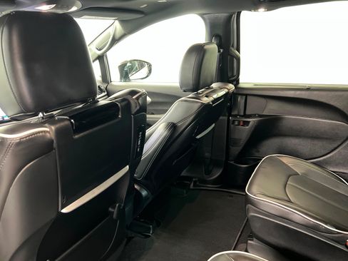Used 2024 Chrysler Pacifica Premium FWD image 20