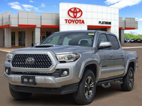 Used 2018 Toyota Tacoma TRD Sport w/ Technology Package image 2