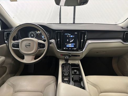 Used 2020 Volvo V60 T5 Cross Country image 25