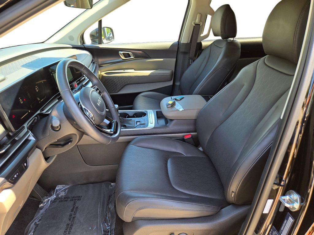 Certified 2025 Kia Carnival FWD image 17