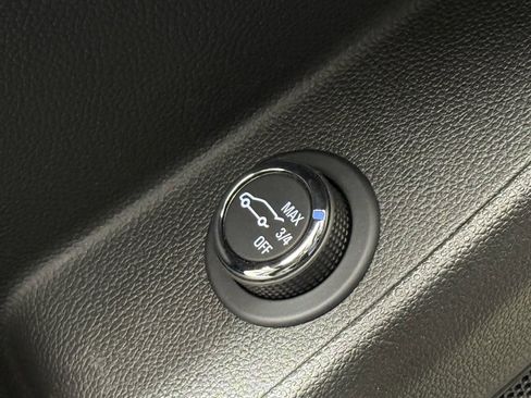 Used 2023 Chevrolet Traverse LT image 20