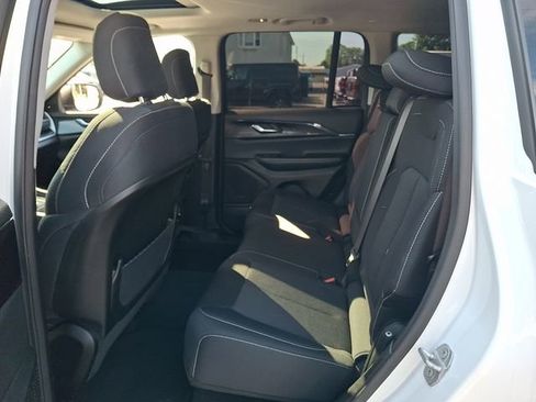 Used 2023 Jeep Grand Cherokee Laredo AWD/4WD image 10