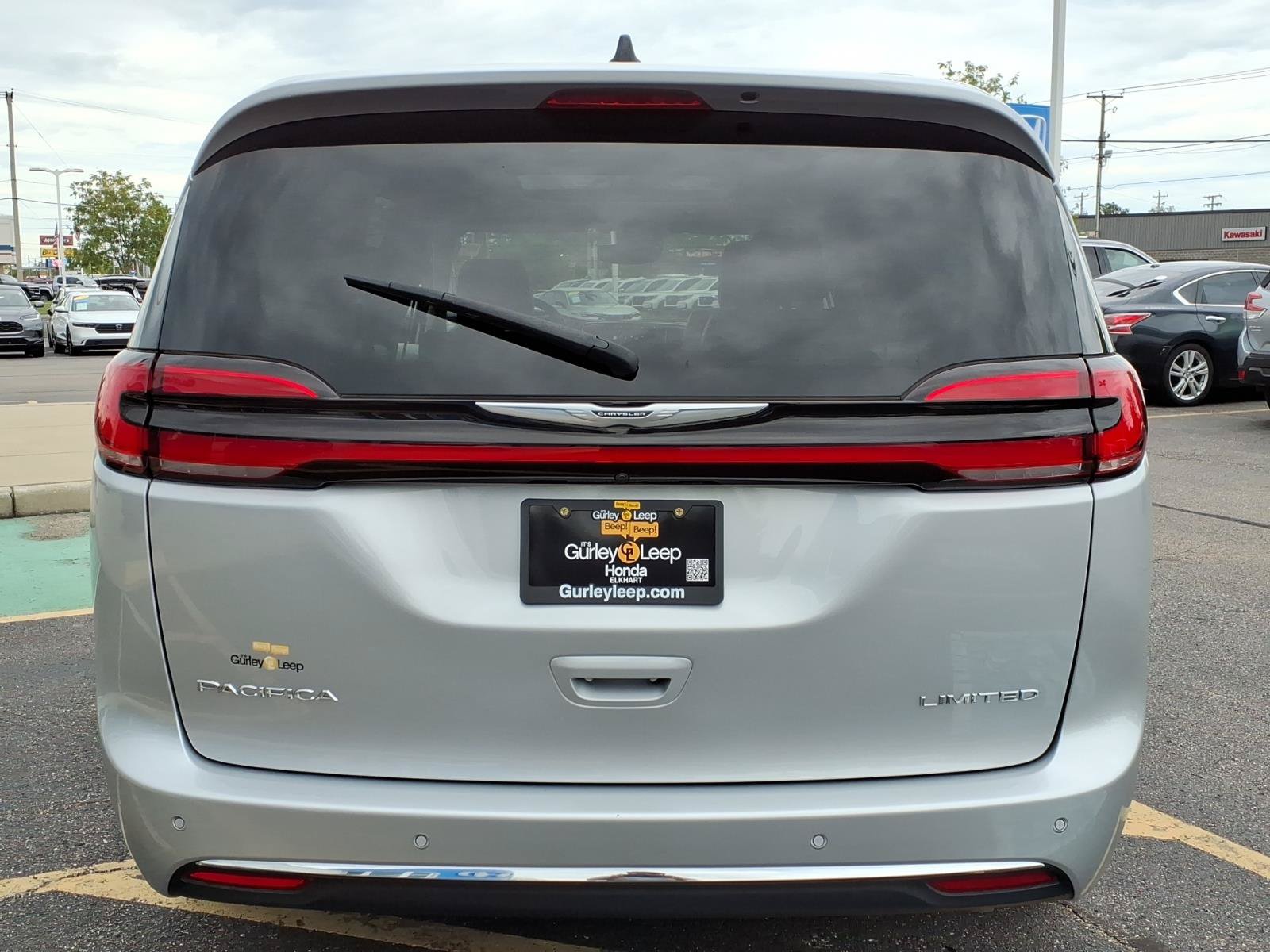 Used 2023 Chrysler Pacifica Limited FWD image 9
