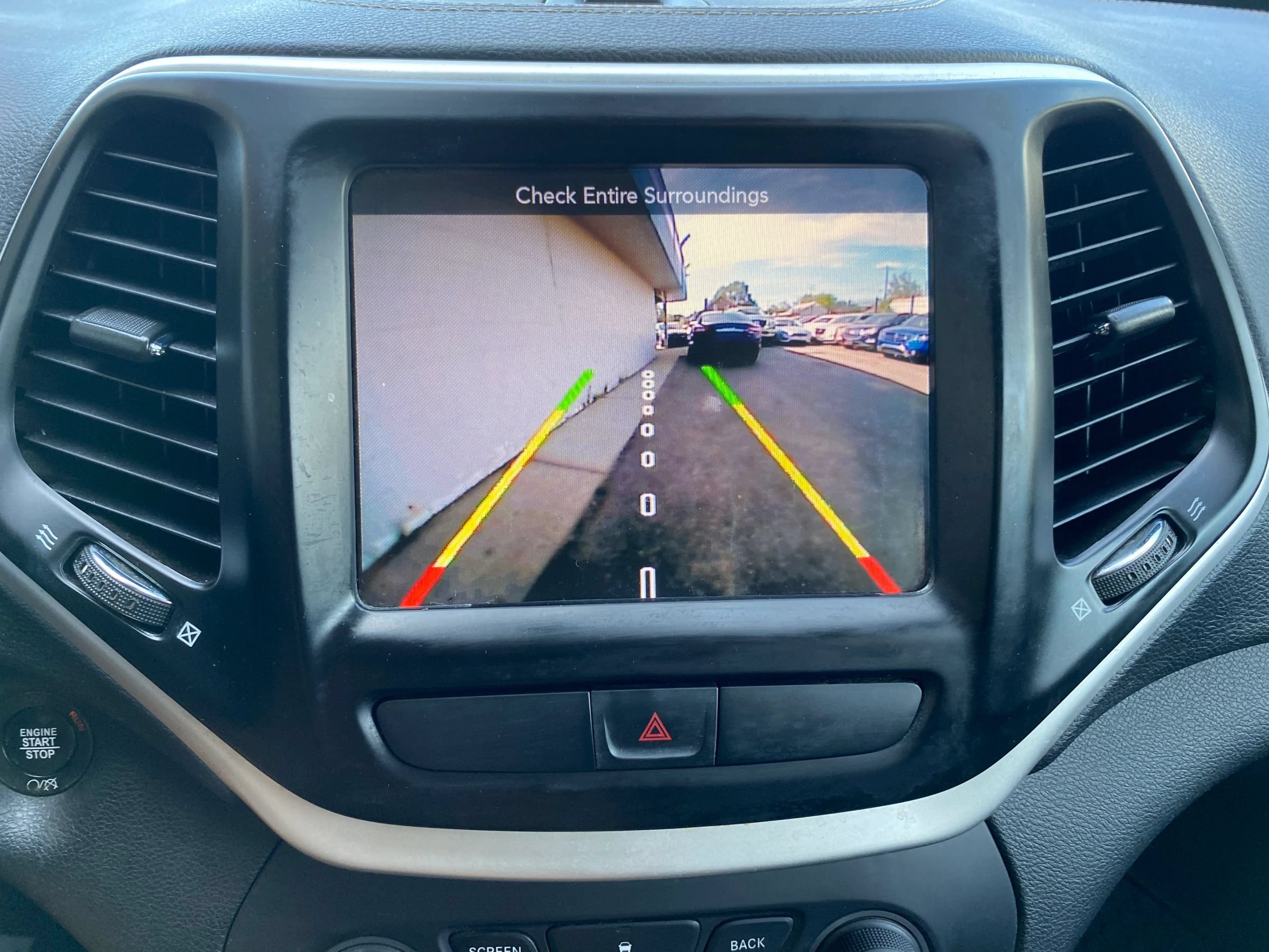 Used 2018 Jeep Cherokee Latitude Plus w/ Cold Weather Group AWD/4WD image 19