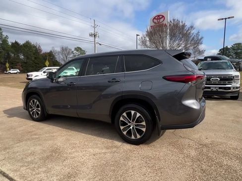 Used 2022 Toyota Highlander XLE AWD/4WD image 4