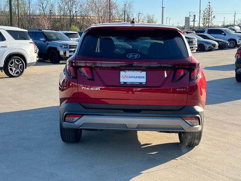 Certified 2025 Hyundai Tucson SE image 11