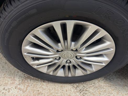 Used 2015 Chrysler Town & Country Touring-L w/ Driver Convenience Group image 31