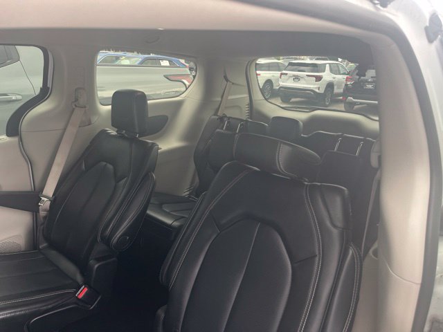 Used 2024 Chrysler Pacifica Touring-L FWD image 5