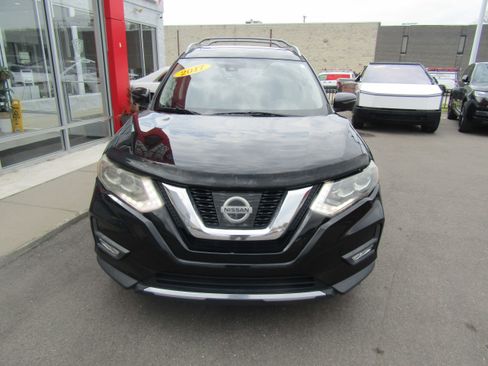 Used 2017 Nissan Rogue SL w/ SL Premium Package image 3