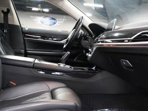 Used 2022 BMW 750i xDrive w/ Luxury Rear Seating Package AWD/4WD image 23