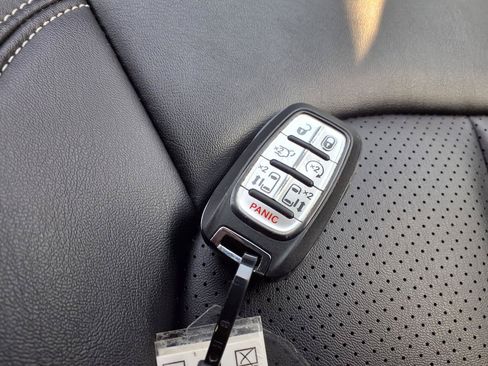 Used 2024 Chrysler Pacifica Limited FWD image 14