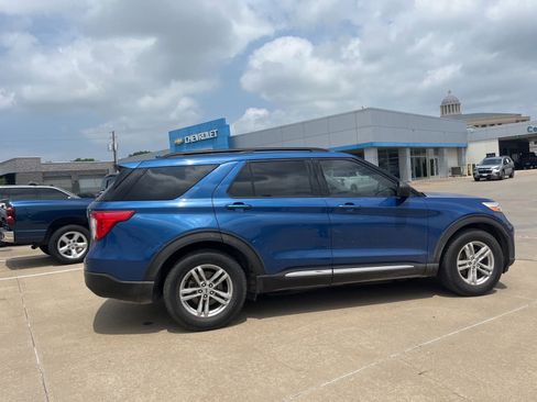 Used 2020 Ford Explorer XLT RWD image 2
