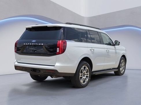 Used 2025 Ford Expedition Active RWD image 3
