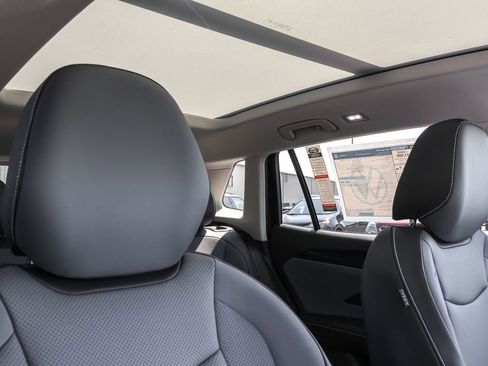 Used 2025 Volkswagen Tiguan SE image 36