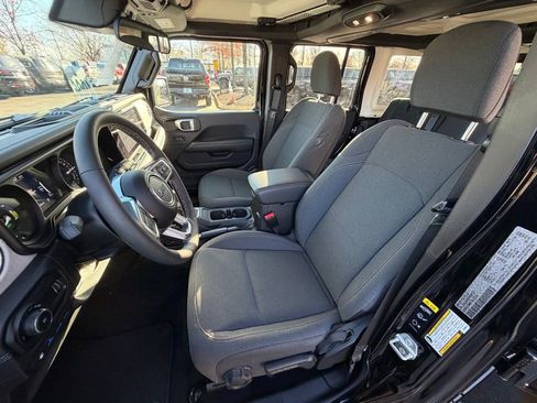 Used 2025 Jeep Wrangler Unlimited Sahara w/ Safety Group image 22