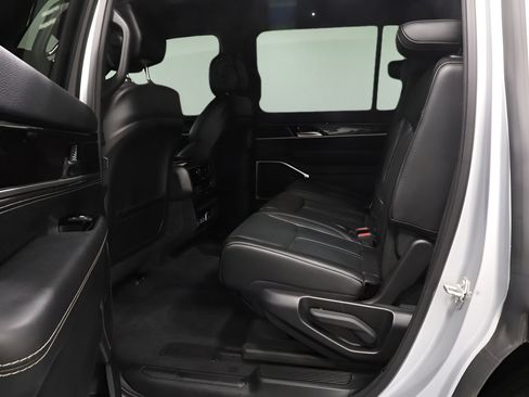 Certified 2024 Jeep Wagoneer 4WD image 13