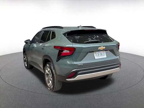 Used 2025 Chevrolet Trax LT FWD image 11