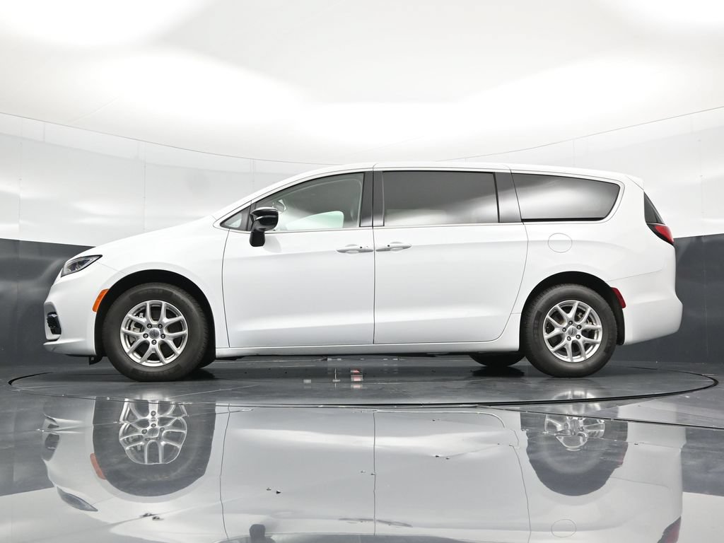 Used 2024 Chrysler Pacifica Touring-L FWD image 49