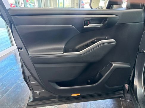 Used 2023 Toyota Highlander XLE FWD image 16
