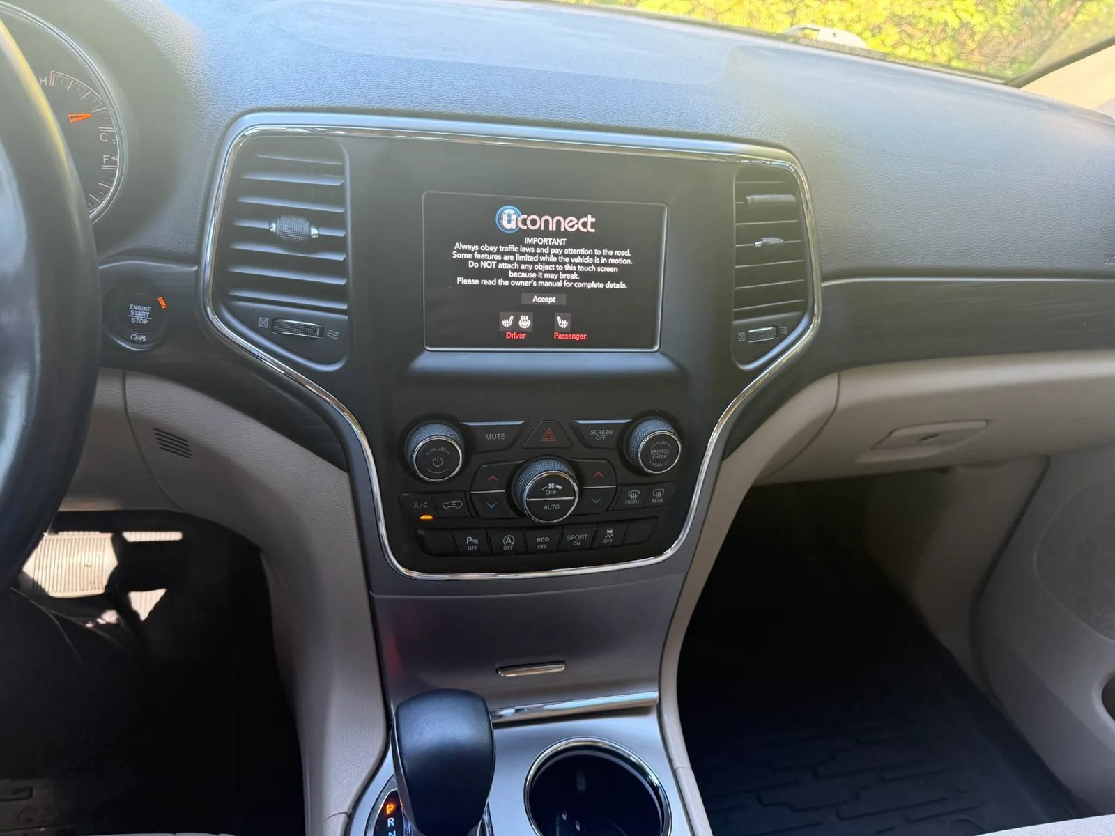Used 2019 Jeep Grand Cherokee Laredo AWD/4WD image 15