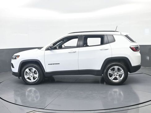 Used 2023 Jeep Compass Latitude AWD/4WD image 3