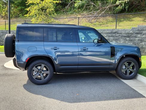 Used 2026 Land Rover Defender 110 S image 11