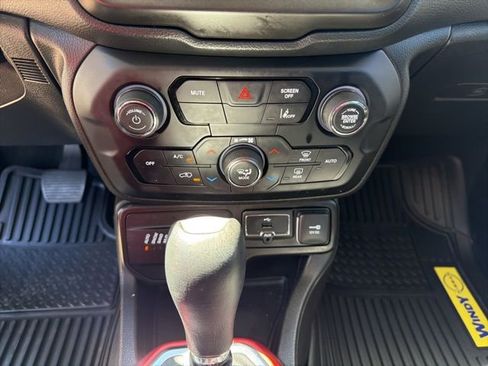 Used 2022 Jeep Renegade Trailhawk AWD/4WD image 16