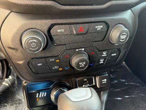 Used 2018 Jeep Renegade Altitude w/ UConnect 8.4 Nav Group image 33