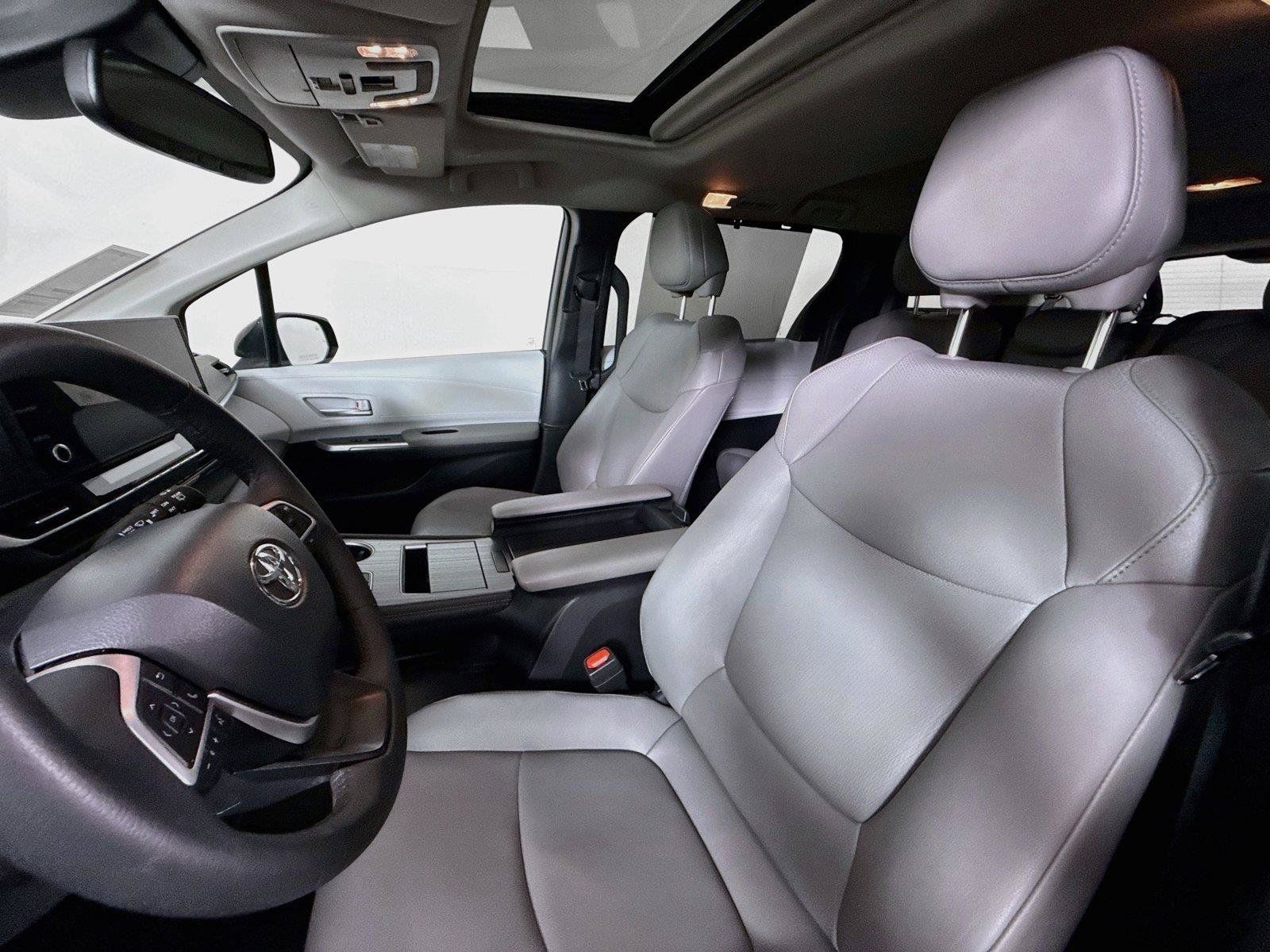 Certified 2026 Toyota Sienna XLE FWD image 3