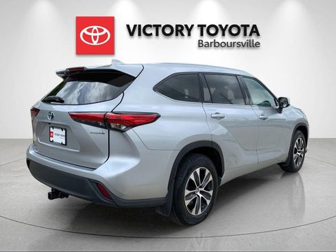 Used 2022 Toyota Highlander XLE AWD/4WD image 7