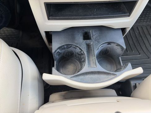 Used 2013 Chrysler Town & Country Touring FWD image 22