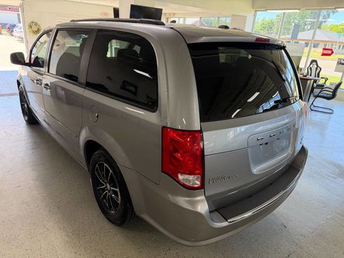 Used 2017 Dodge Grand Caravan SE FWD image 10