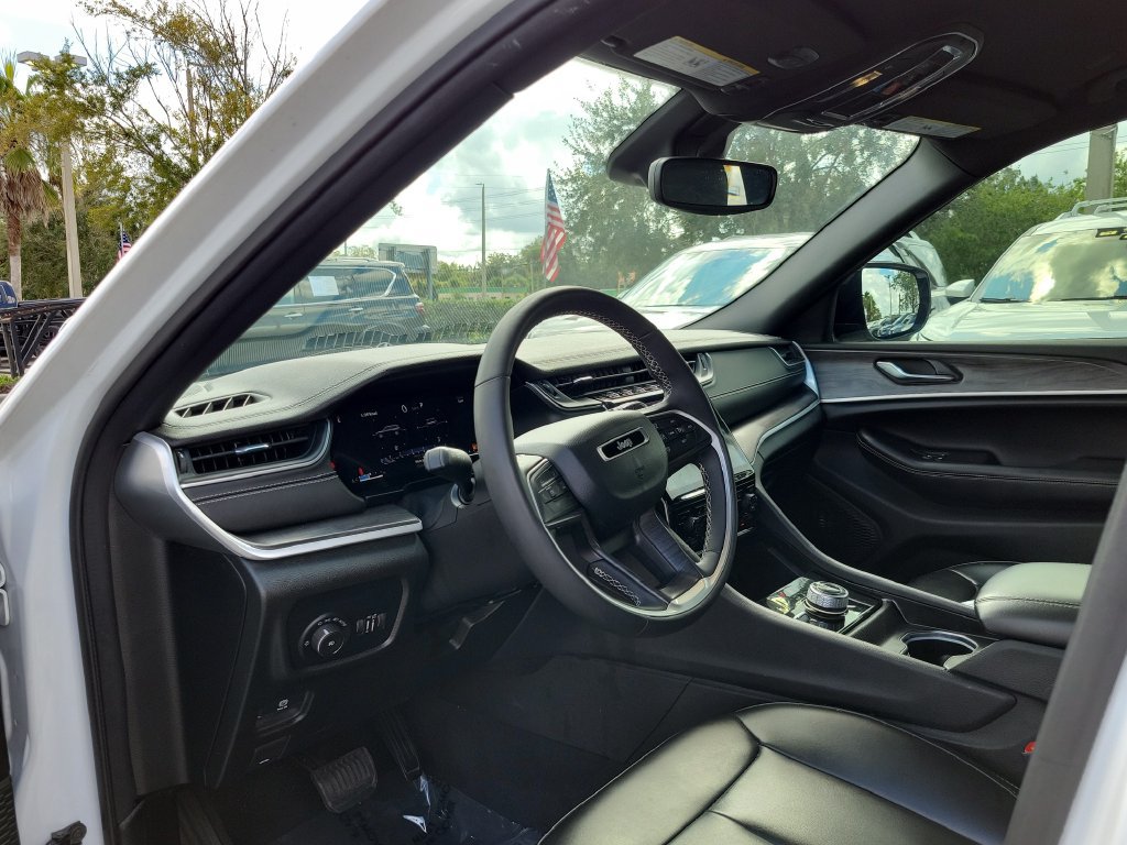 Used 2024 Jeep Grand Cherokee L Limited w/ Black Appearance Package AWD/4WD image 17