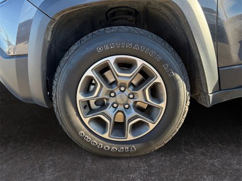 Used 2022 Jeep Cherokee Trailhawk image 9