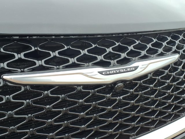 Used 2023 Chrysler Pacifica Limited FWD image 26