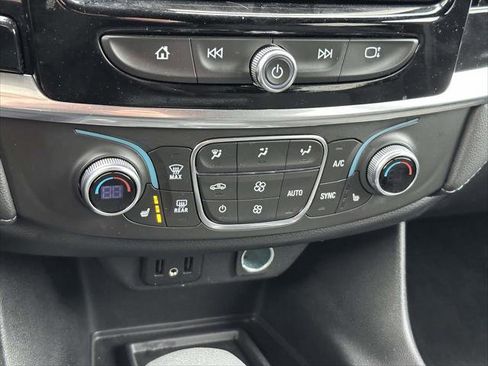 Used 2023 Chevrolet Traverse LT image 29