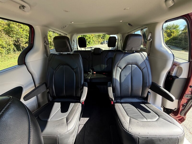 Used 2020 Chrysler Pacifica Touring-L FWD image 15