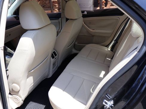 Used 2010 Volkswagen Jetta SE FWD image 17